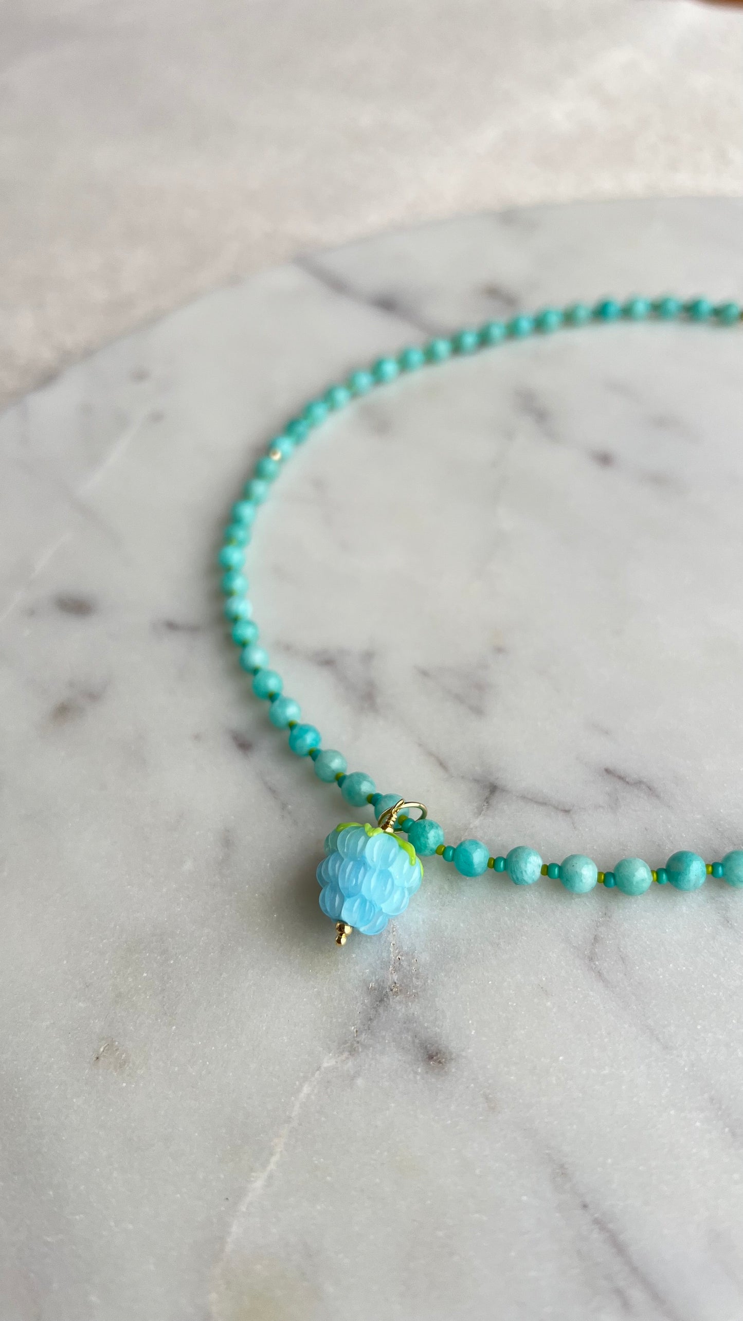 Naszyjnik z amazonitu z maliną.