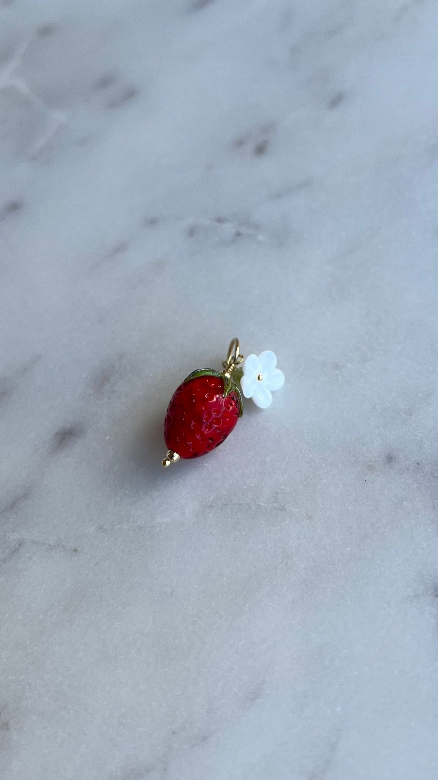 Zawieszka truskawka z białym kwiatkiem.