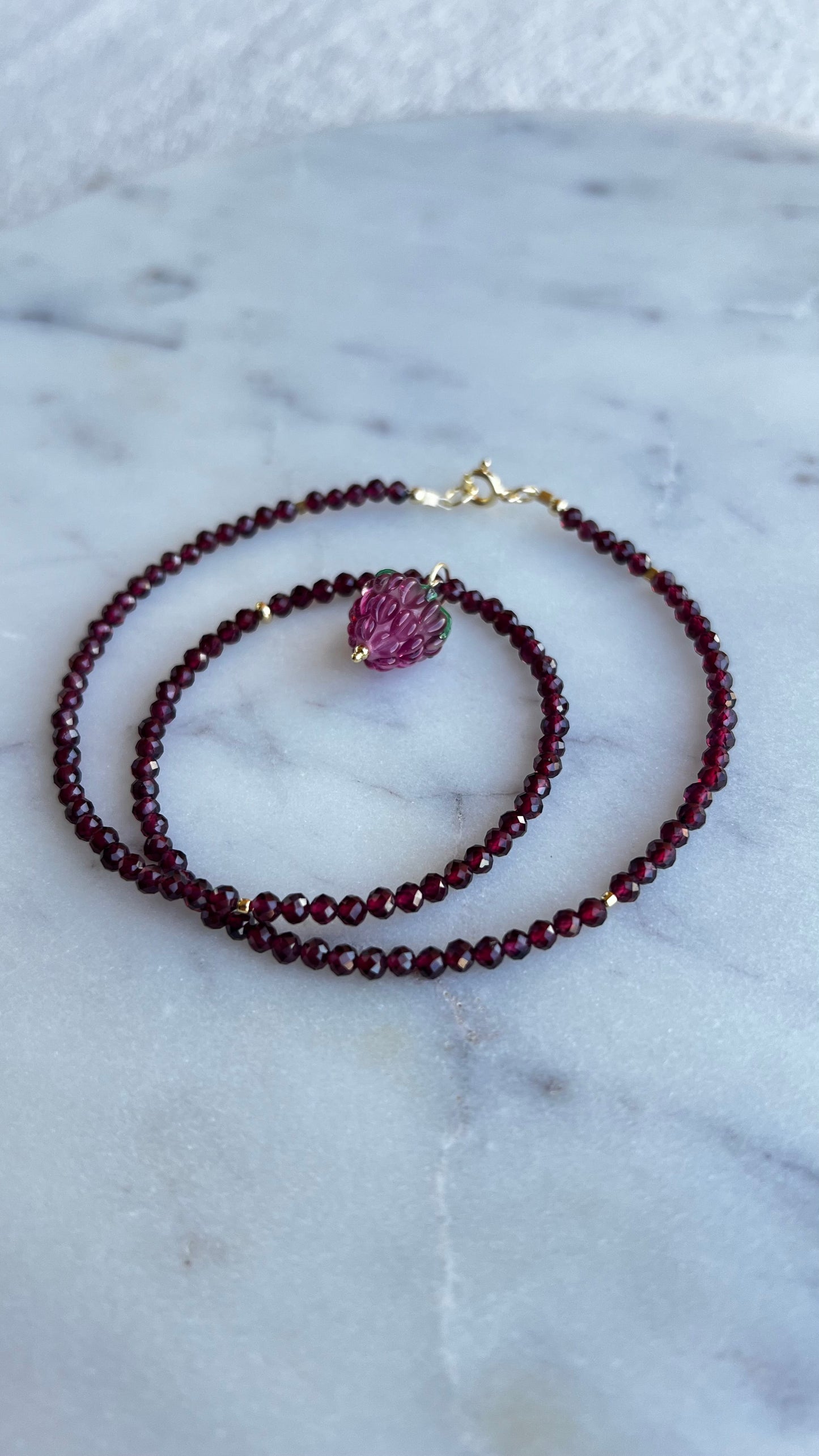 Naszyjnik z granatu z maliną.