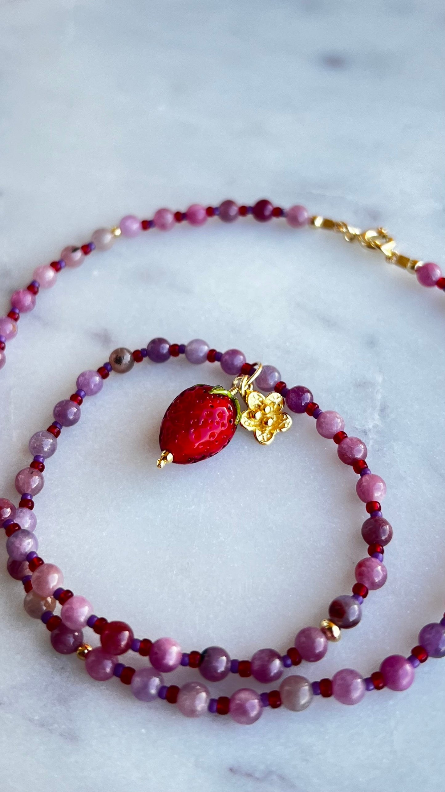 Naszyjnik z rubinu jasnego z truskawką i rozkwitającym kwiatem.