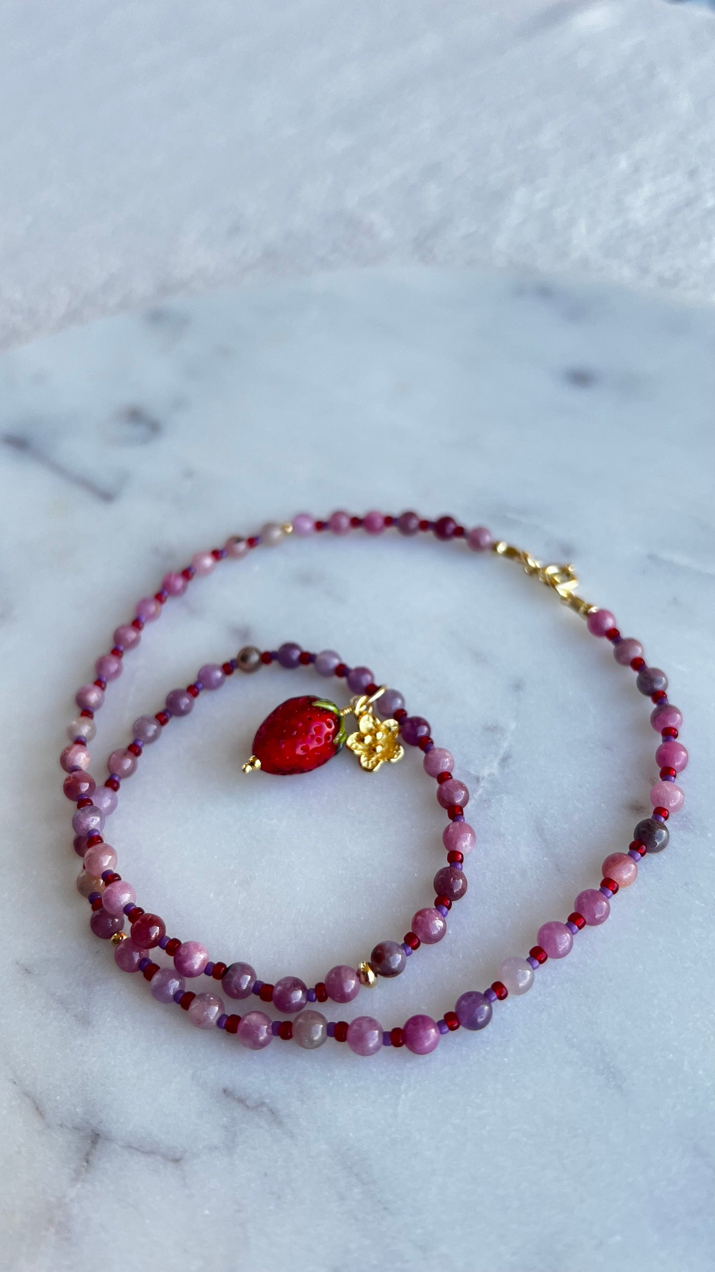 Naszyjnik z rubinu jasnego z truskawką i rozkwitającym kwiatem.