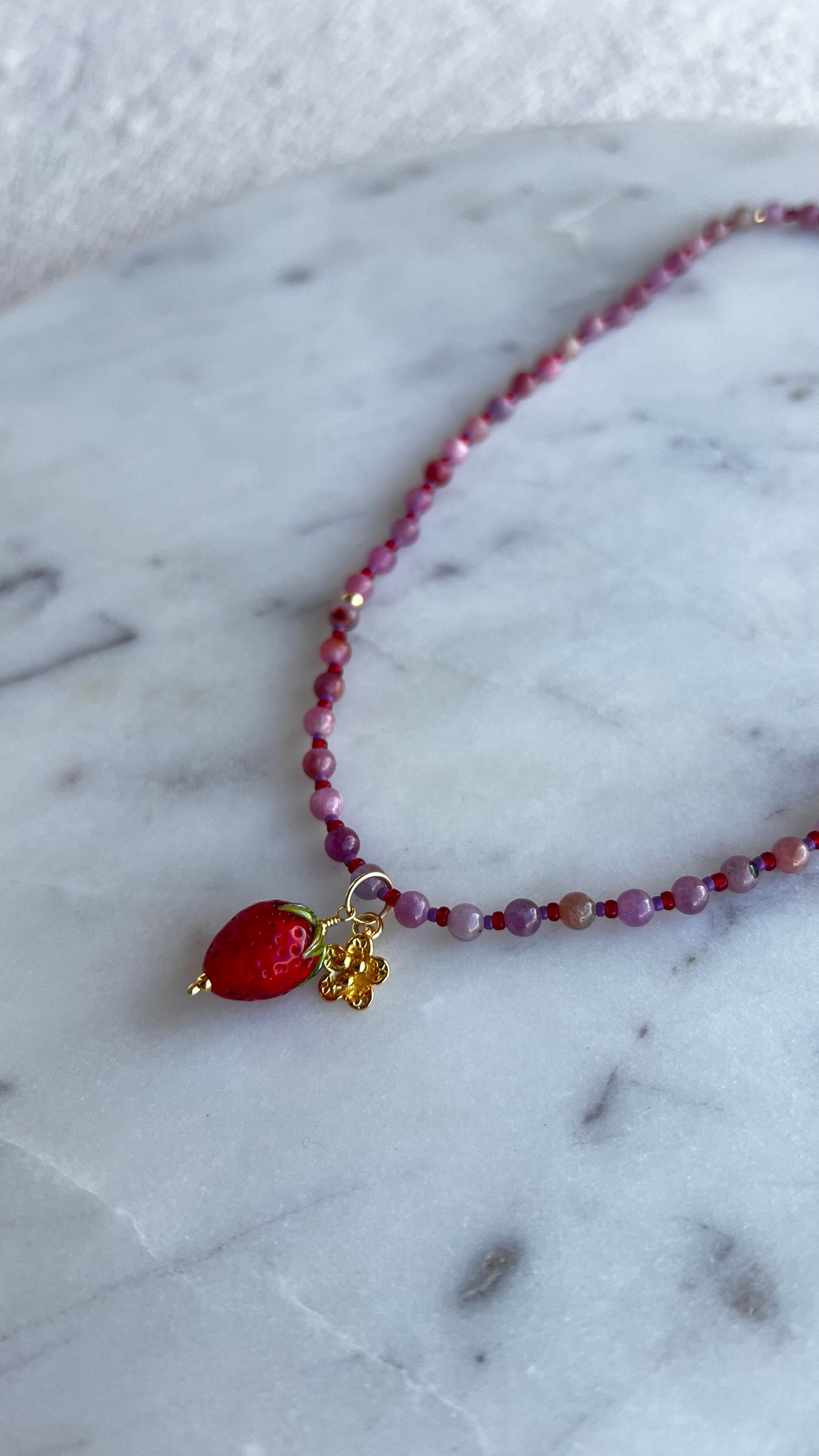 Naszyjnik z rubinu jasnego z truskawką i rozkwitającym kwiatem.