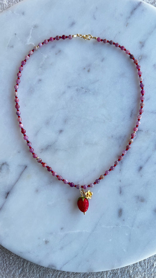 Naszyjnik z rubinu jasnego z truskawką i rozkwitającym kwiatem.