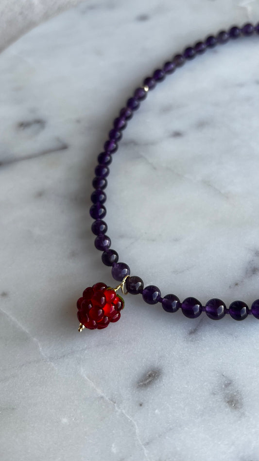 Naszyjnik z ametystu z maliną.