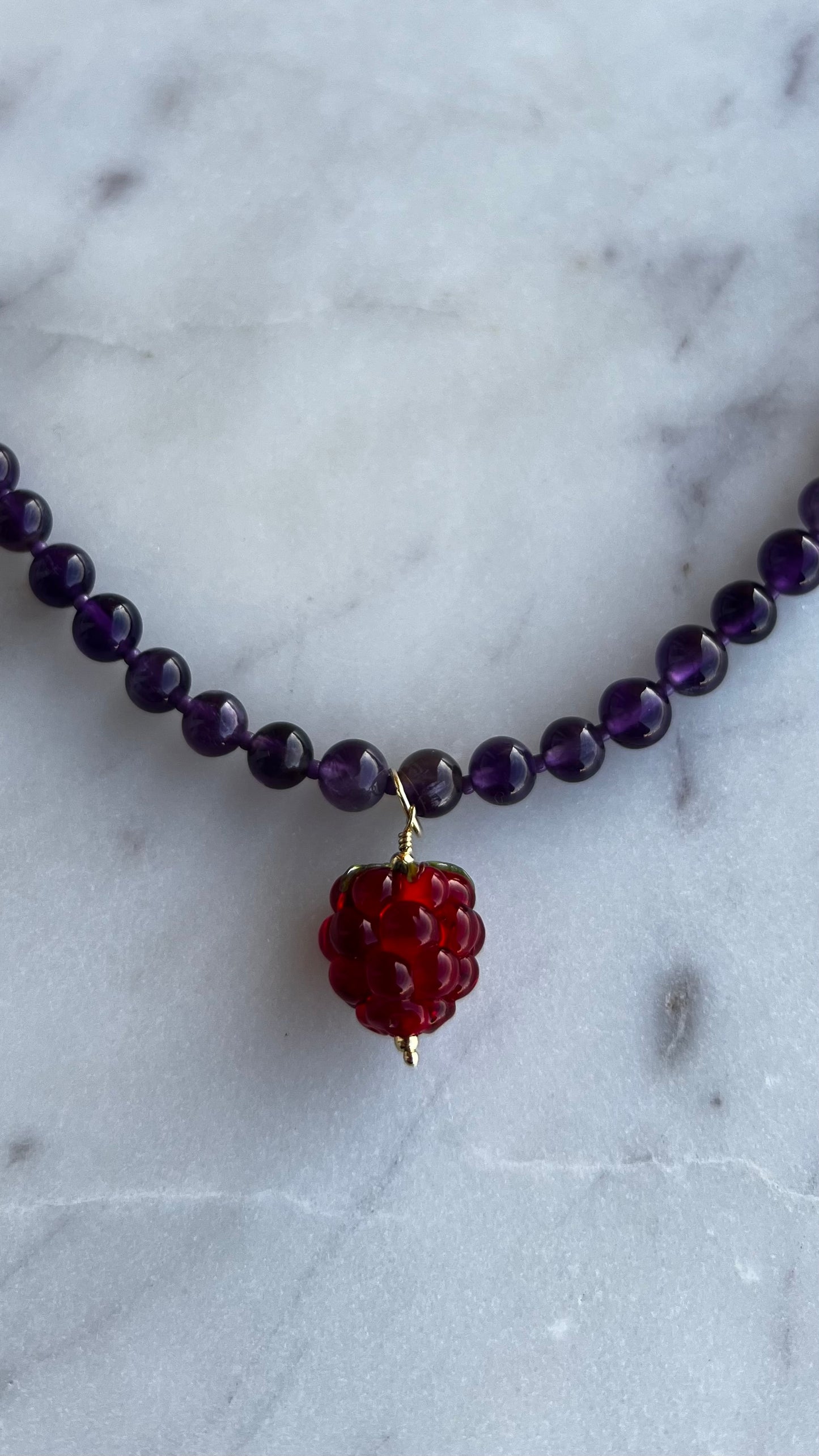 Naszyjnik z ametystu z maliną.