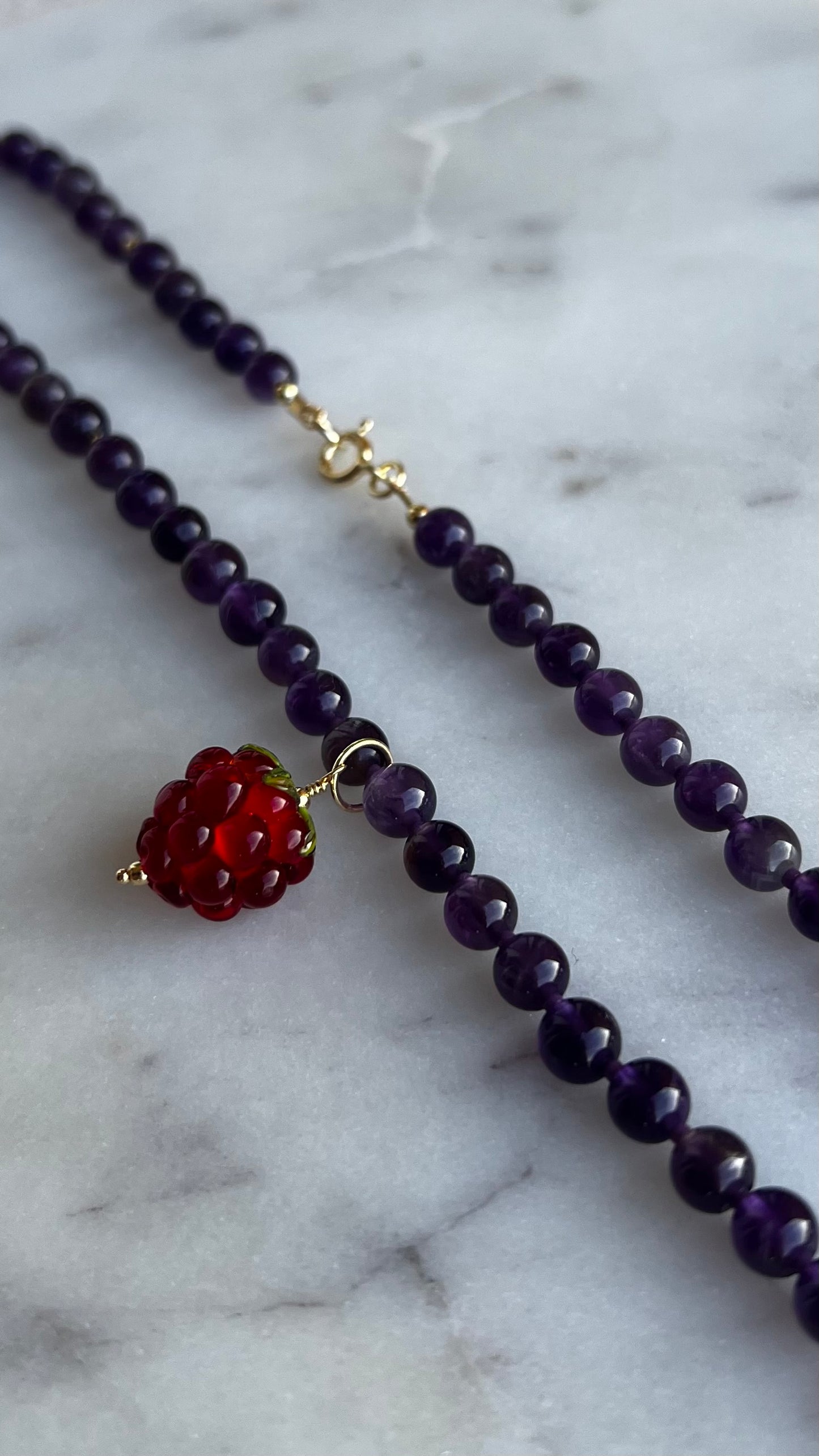 Naszyjnik z ametystu z maliną.