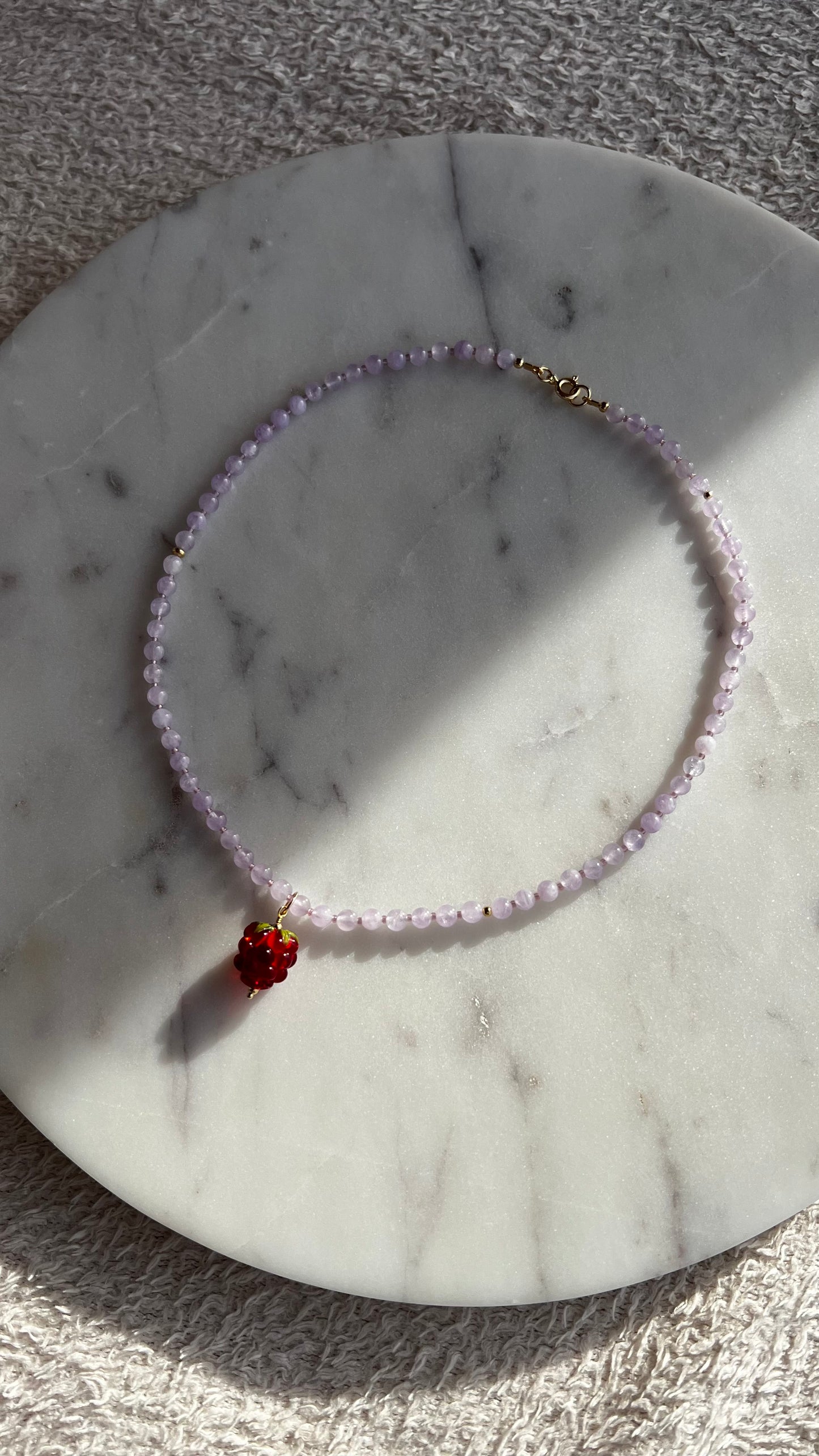 Naszyjnik z ametystem lawendowym i maliną.