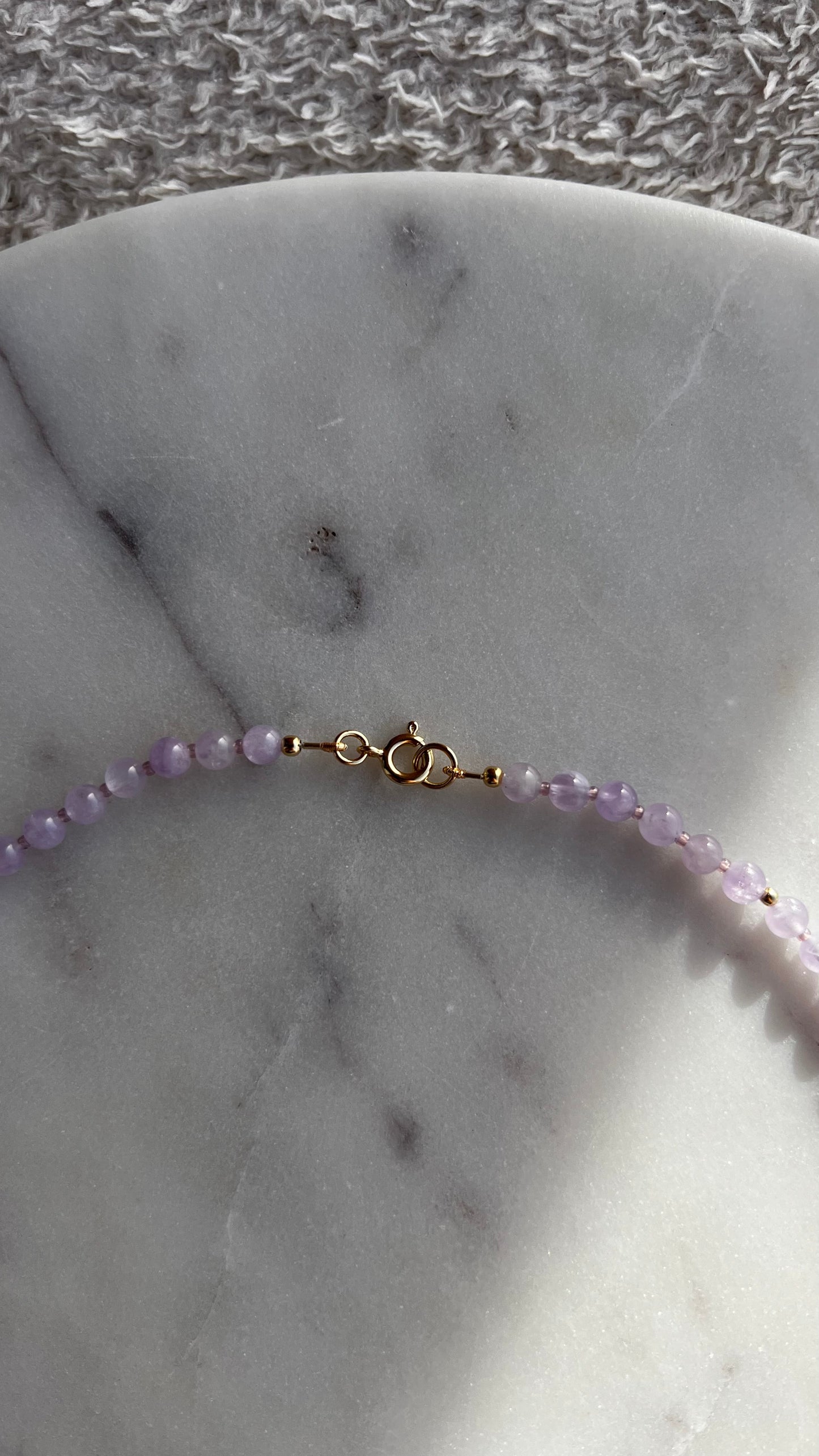 Naszyjnik z ametystem lawendowym i maliną.