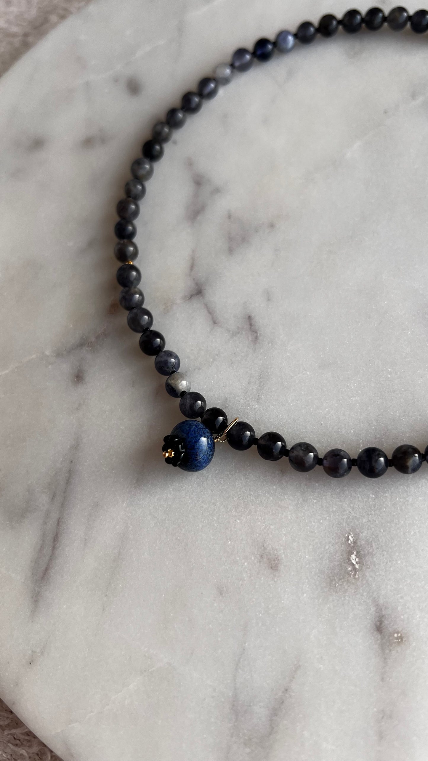 Naszyjnik z Iolit z borówką.