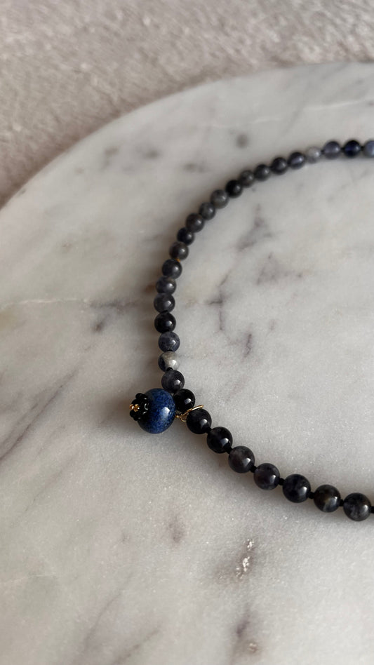 Naszyjnik z Iolit z borówką.