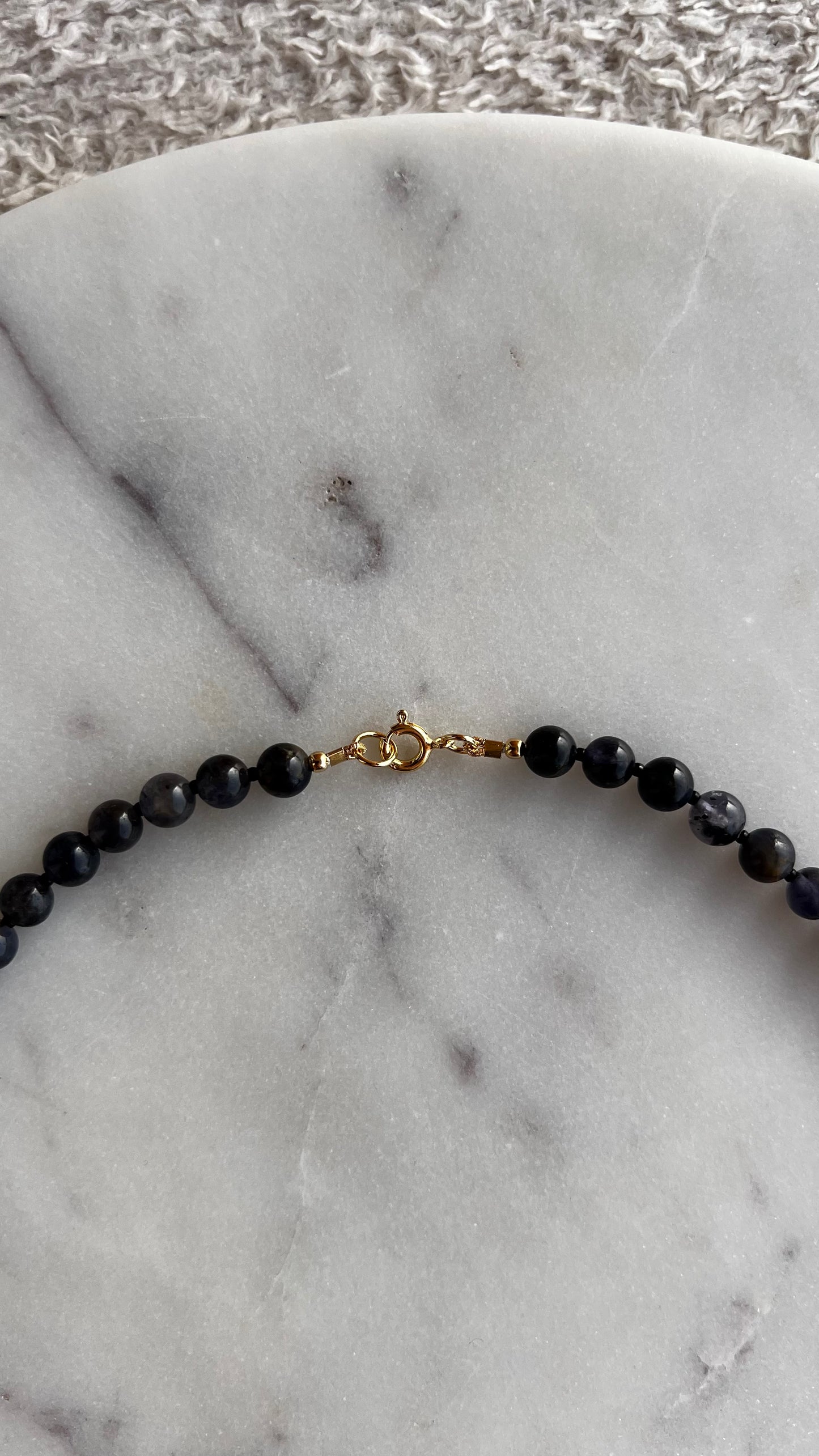 Naszyjnik z Iolit z borówką.