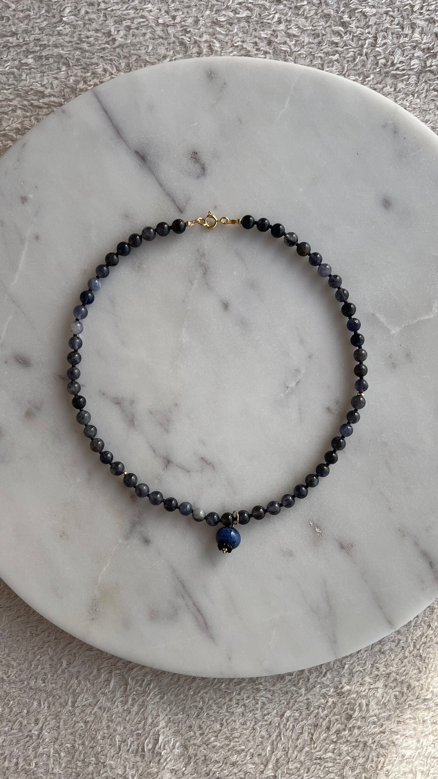 Naszyjnik z Iolit z borówką.