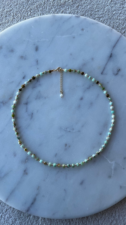 Naszyjnik z kamieni Opalu.