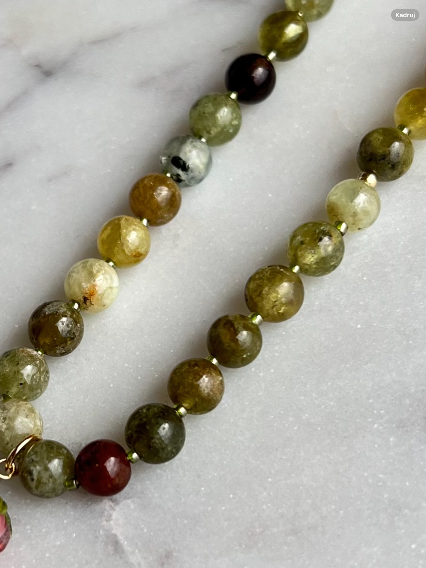 Naszyjnik z granatem i różową maliną.